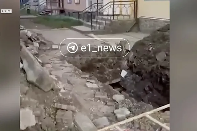 В Свердловской области учительница провалилась в яму, которую раскопали и решили не огораживать