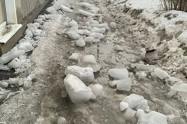 В свердловском городе ледяная глыба рухнула на голову женщины с коляской