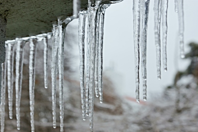 Коммунальщики начинают очистку крыш и козырьков от снега и сосулек