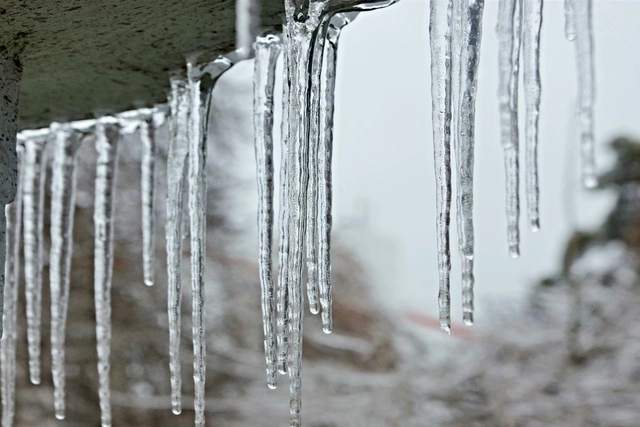 Коммунальщики начинают очистку крыш и козырьков от снега и сосулек