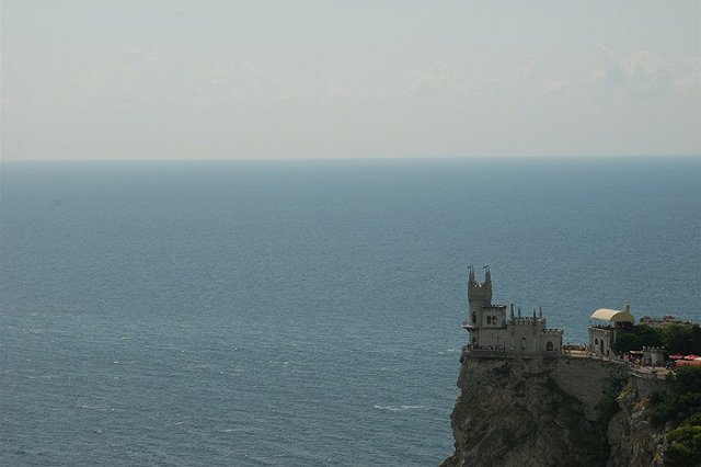 Песков назвал абсурдным совет получать разрешение на посещение Крыма