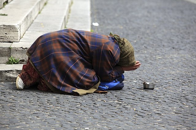 Эксперты предупредили о риске превращения в бедных половины населения России