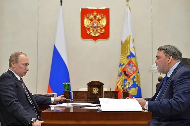 Путин призвал естественные монополии «вести себя поскромнее»