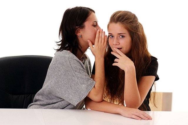 Опрос: Болтовня коллег отвлекает от работы сильнее остального