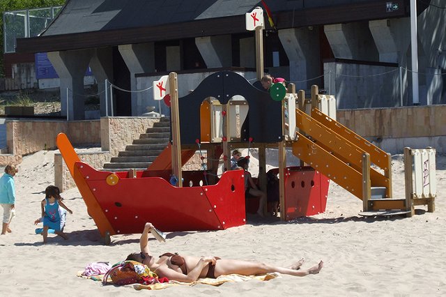 Мотопараплан зацепил загоравшую пенсионерку и протащил ее по земле