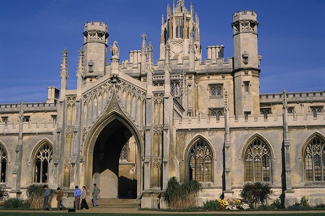 Чиновникам и депутатам рекомендовано вернуть детей и родителей в Россию