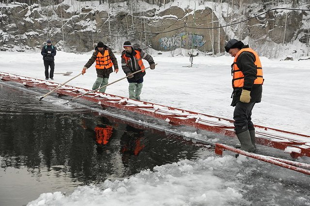 Журналистам показали, как добывают лед для городка на площади 1905 года
