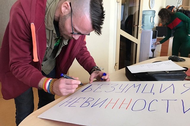 «За мир во всем мыле»: как в Екатеринбурге прошла традиционная «Монстрация»