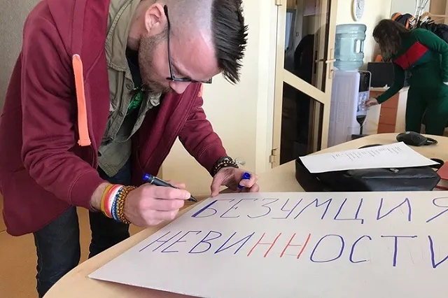 «За мир во всем мыле»: как в Екатеринбурге прошла традиционная «Монстрация»