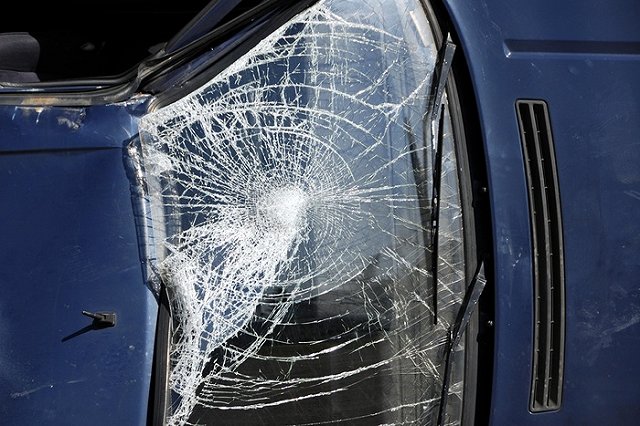 Директору УК домов на Евгения Савкова топором изрубили машину