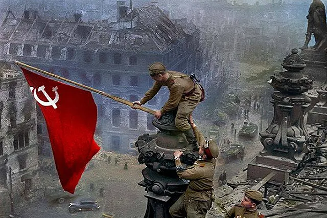 В Facebook извинились за удаление фото установки красного знамени над Рейхстагом