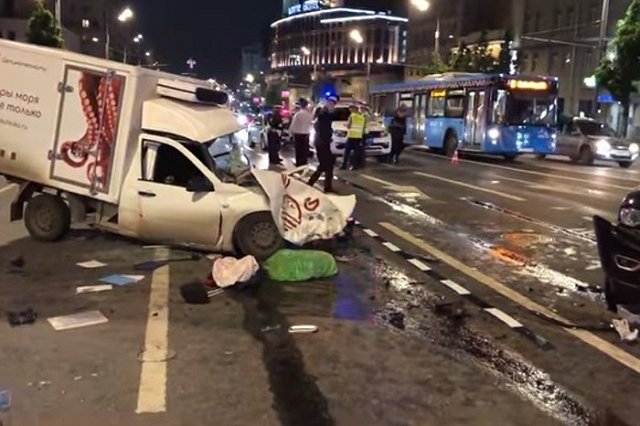 Компания, в фургон которой врезался Ефремов, пыталась получить с него деньги за уничтоженное авто