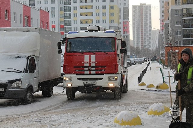 Операция «Двор». Спасатели проверили доступность проезда пожарной спецтехники к высотным домам