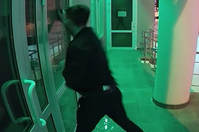 Екатеринбуржец в деловом костюме сломал дверь клиники, прыгнул под колёса машины и устроил драку