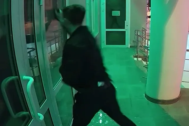 Екатеринбуржец в деловом костюме сломал дверь клиники, прыгнул под колёса машины и устроил драку