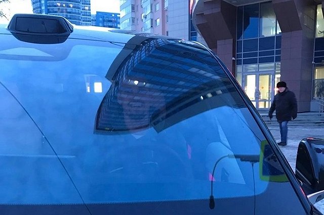 В Екатеринбурге автохам на Lexus проехал по тротуару и начал угрожать пешеходу