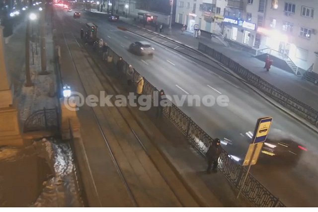 «Влетел в забор». Водитель BMW едва не сбил пешехода в центре Екатеринбурге во время дрифта