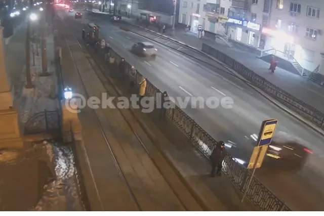 «Влетел в забор». Водитель BMW едва не сбил пешехода в центре Екатеринбурге во время дрифта