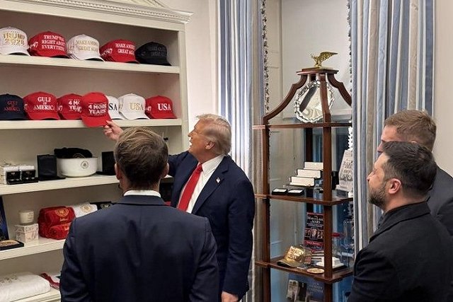 «Еще четыре года». Трамп показал Макрону и Зеленскому свою коллекцию кепок