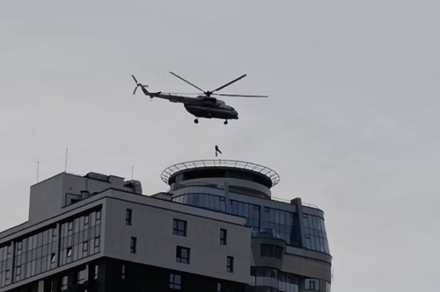 В Екатеринбурге на крышу многоэтажного дома спустили людей с вертолёта