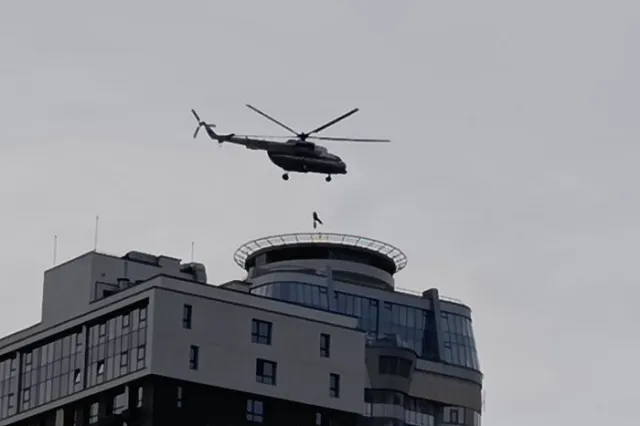 В Екатеринбурге на крышу многоэтажного дома спустили людей с вертолёта
