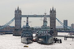 Экскурсионный теплоход врезался в Тауэрский мост в Лондоне