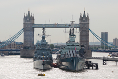 Экскурсионный теплоход врезался в Тауэрский мост в Лондоне