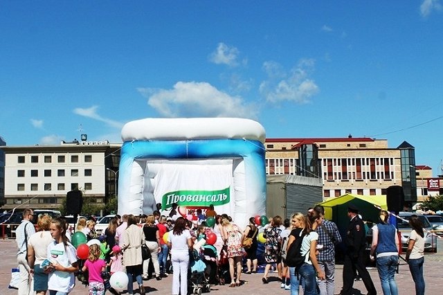 В День города екатеринбуржцы всех возрастов могут попрыгать на гигантском батуте