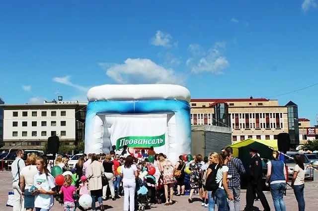 В День города екатеринбуржцы всех возрастов могут попрыгать на гигантском батуте