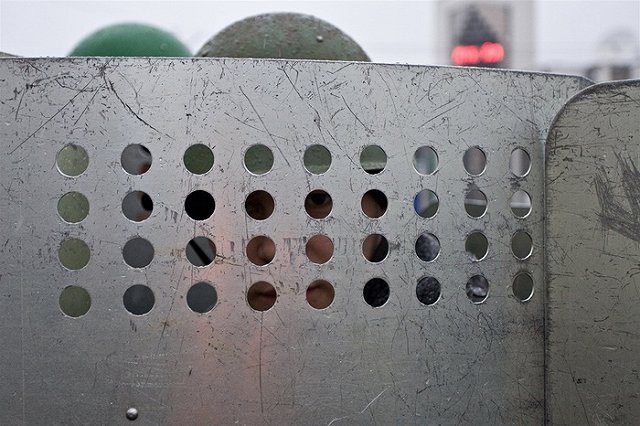 На входе в здание ФСБ после акции Петра Павленского установили железный занавес