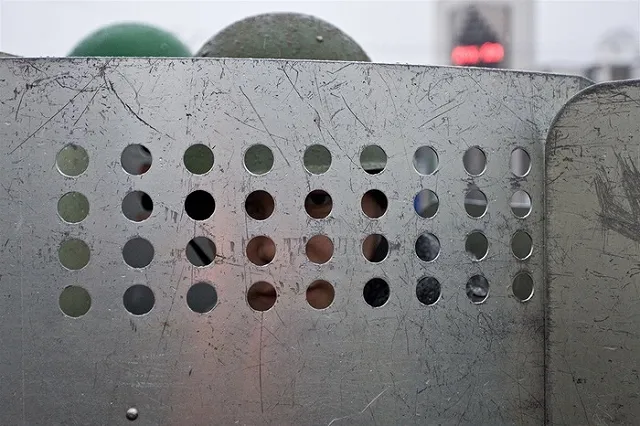 На входе в здание ФСБ после акции Петра Павленского установили железный занавес