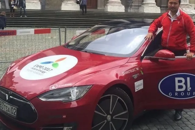 В Казахстане бизнесмен продает Tesla S менее чем за тысячу рублей