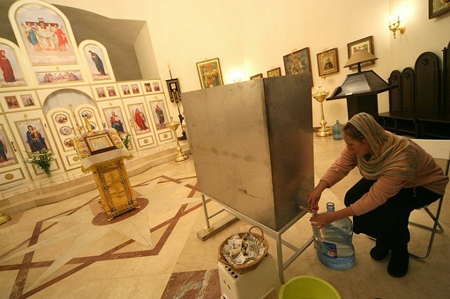 Пассажир устроил скандал в аэропорту из-за требования выкинуть святую воду