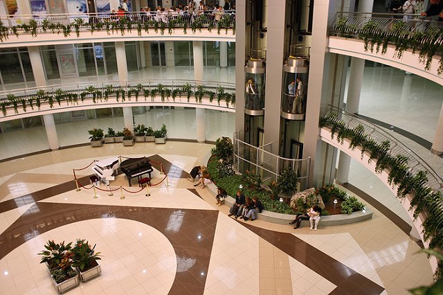 Грузовой лифт упал в торговом центре в Тюмени, один человек в реанимации