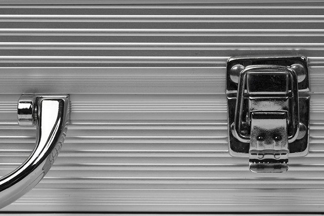 На границе с Испанией задержали женщину с африканцем в чемодане