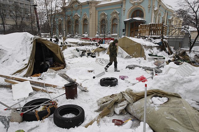 В палаточном городке у Рады нашли гранаты, мины и коктейли Молотова