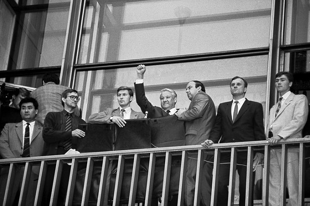 Руцкой сообщил о попытках Ельцина сбежать в посольство США во время путча