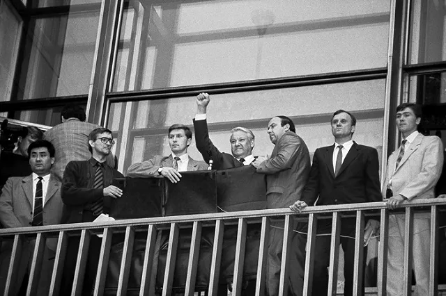 Руцкой сообщил о попытках Ельцина сбежать в посольство США во время путча