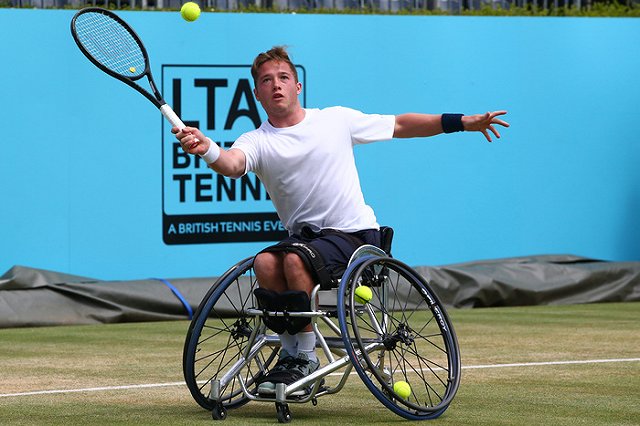 МФЦ: инвалид, который полз по лестнице за загранпаспортом, нас опорочил