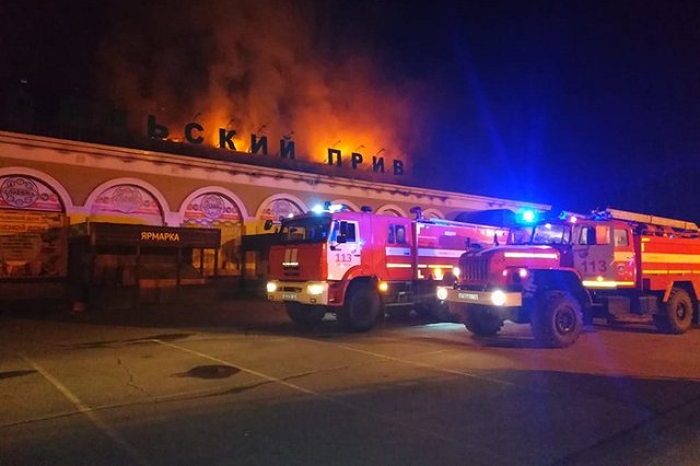 В Арамиле 38 пожарных больше трех часов тушили горящий торговый комплекс
