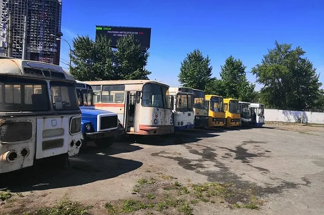 В Екатеринбурге представили выставку ретроавтобусов