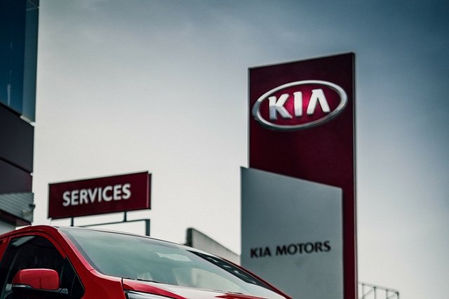 Кто врет? Менеджера, которого «уволили» из автосалона KIA, не уволили