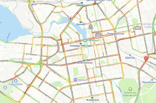 Екатеринбург встал в пробки из-за снегопада