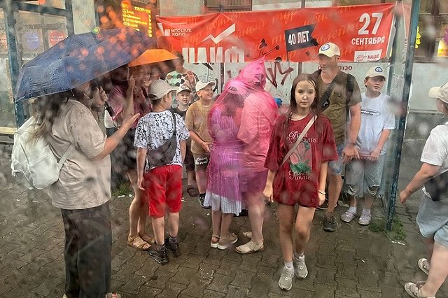 «Гроза, гроза. Я шторм». В Екатеринбурге прошел обещанный ливень