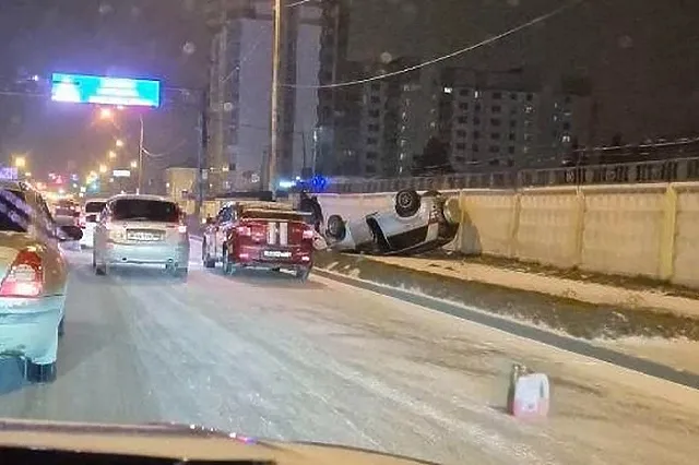 На въезде в Екатеринбург собралась гигантская пробка из-за перевернувшейся легковушки