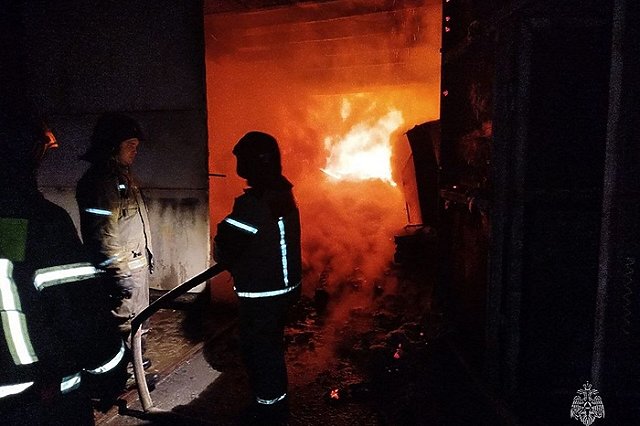 Под Екатеринбургом загорелся крупный склад