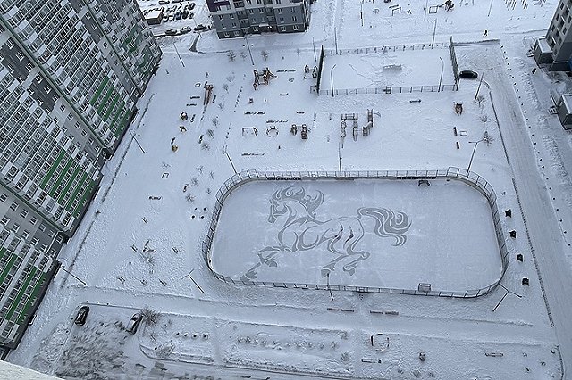 Екатеринбургский массажист рисует огромные рисунки на льду — фото
