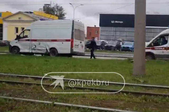 В Екатеринбурге в машину скорой влетела легковушка