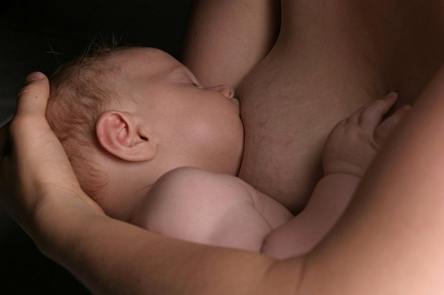 DM: австралийский Elle раскритиковали из-за обложки с кормящей младенца моделью