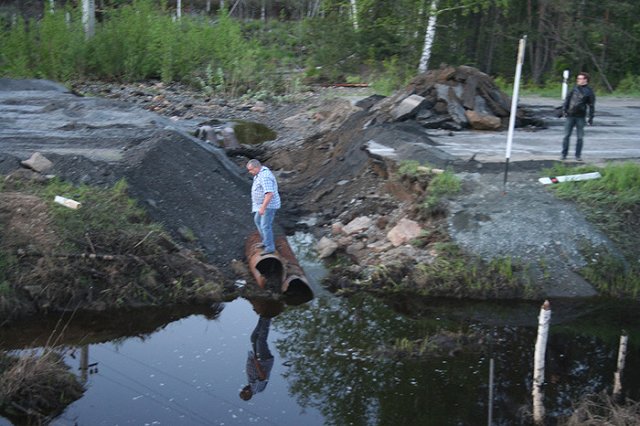 30-метровая промоина парализовала движение на федеральной трассе Тюмень-Ханты